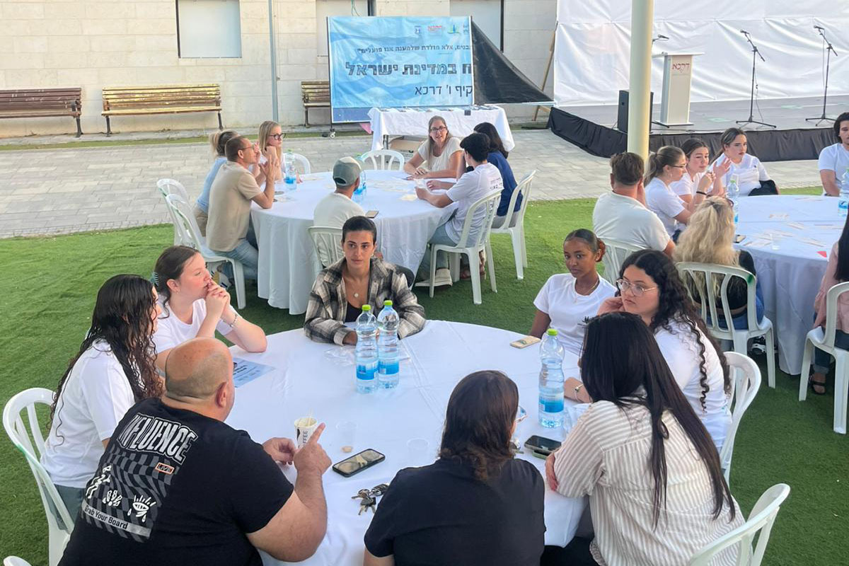 מפגש השראה עם דובר חברתי בפני תלמידים ביום שיא בנושא חיים משותפים ומחלוקות