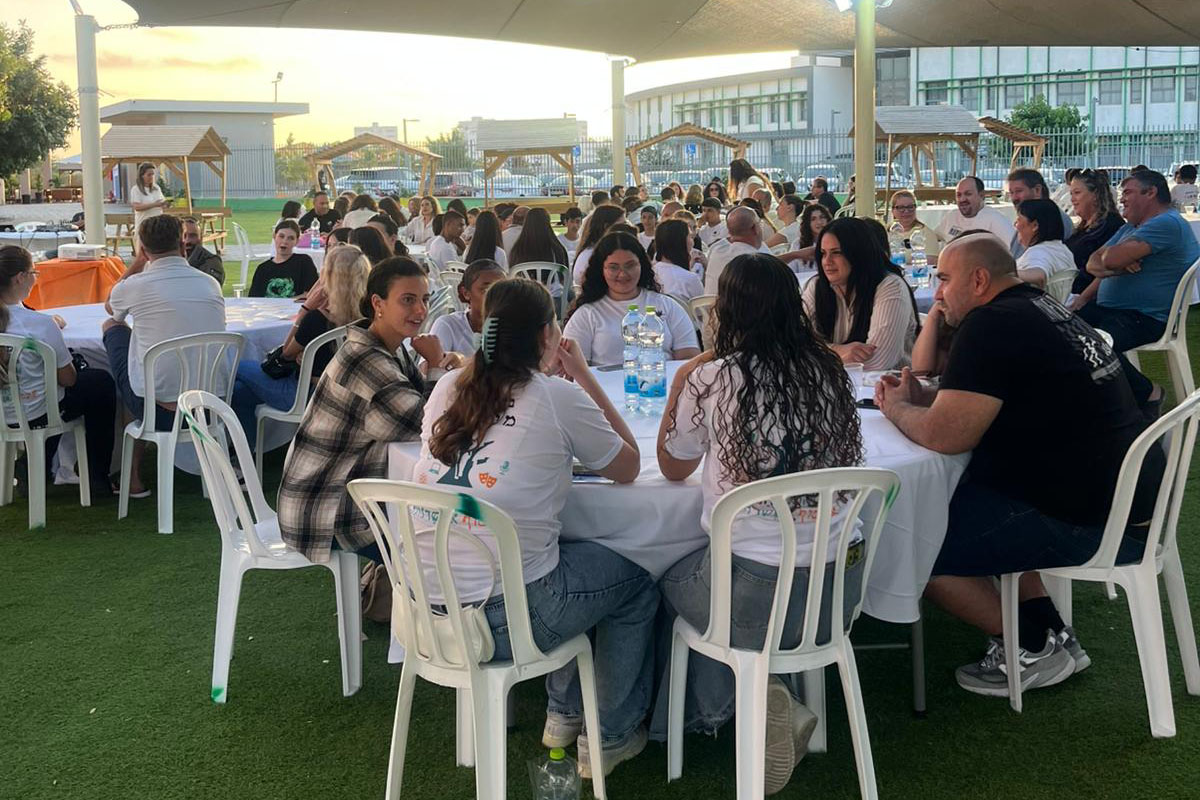 אירוע שיא של אסיפה ישראלית – שיח שכבה בנושאים חברתיים טעונים בהובלת מנחה