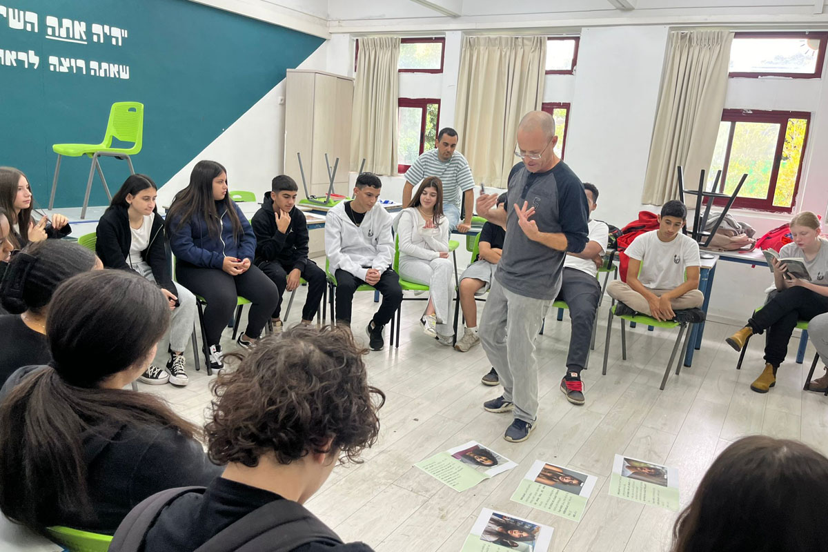 מעגל שיח באסיפה ישראלית – תלמידים משתתפים בדיון על דמוקרטיה ומחלוקות בכיתה