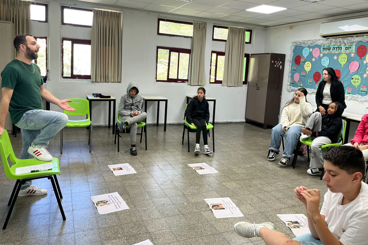 נוער מתכנס לשיחה פתוחה על גזענות, סולידריות וחמלה במסגרת סמינר ערכי