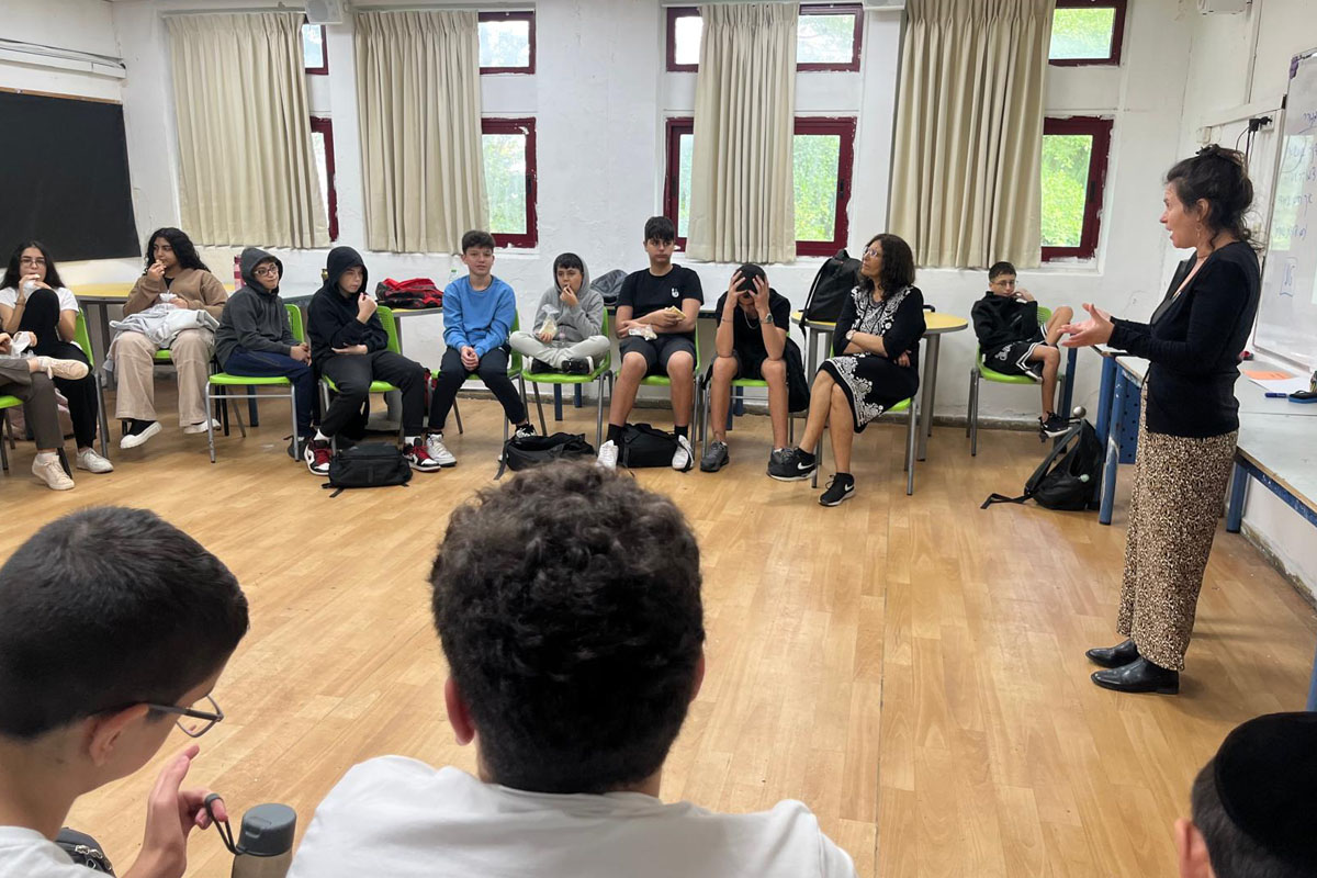 חניכי הסמינר משתתפים בפעילות קבוצתית לעידוד חשיבה ערכית והתנגדות לאלימות בחברה הישראלית