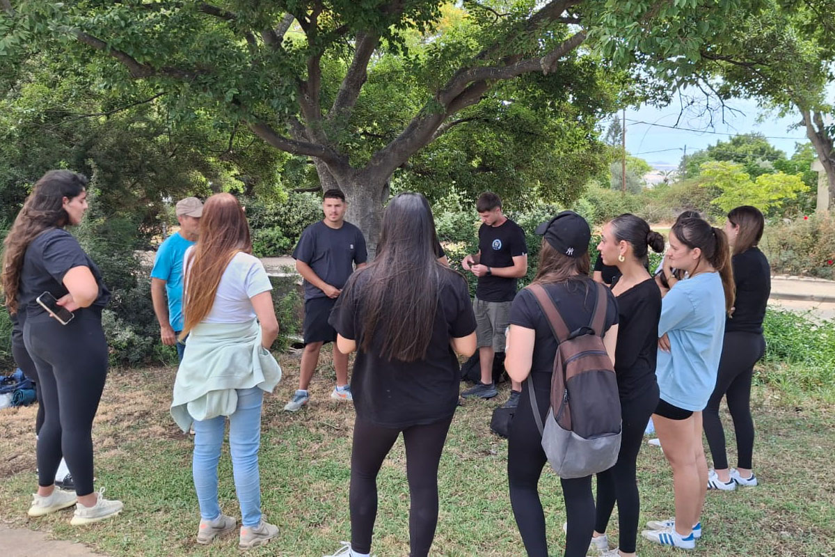 דיון קבוצתי על דילמות של חיים משותפים במהלך סיור חינוכי בחיפה