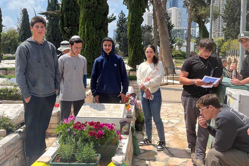 סיור חינוכי בבית העלמין נחלת יצחק