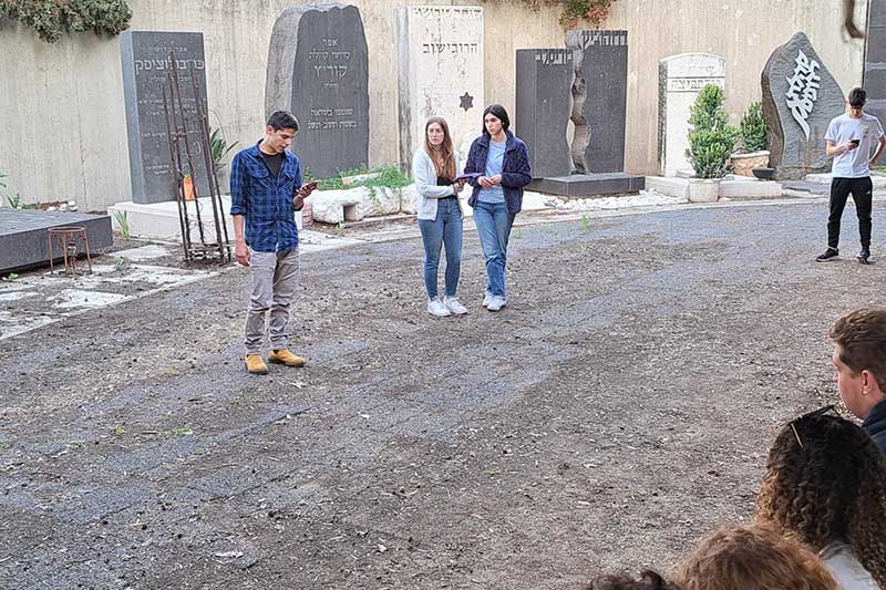 סיור חינוכי בבית העלמין נחלת יצחק