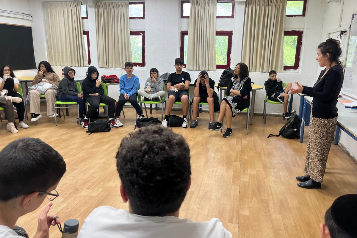 תלמידים משתתפים בדיון על מחלוקות ושיח מכיל במסגרת סמינר לציון 30 שנה לרצח רבין