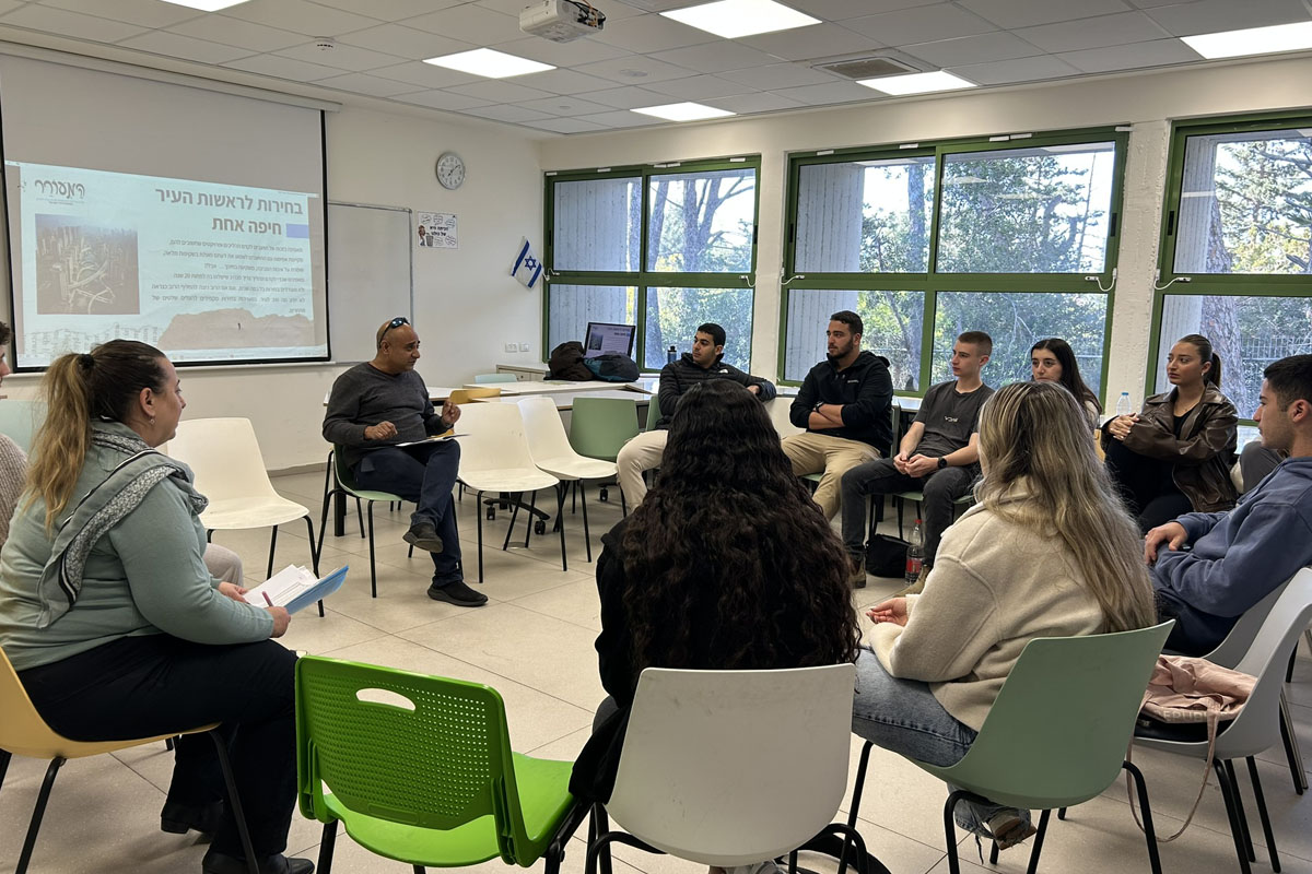 בני נוער בסמינר חינוכי בנושא רצח רבין ודמוקרטיה – מעגל שיח מעמיק ומכבד