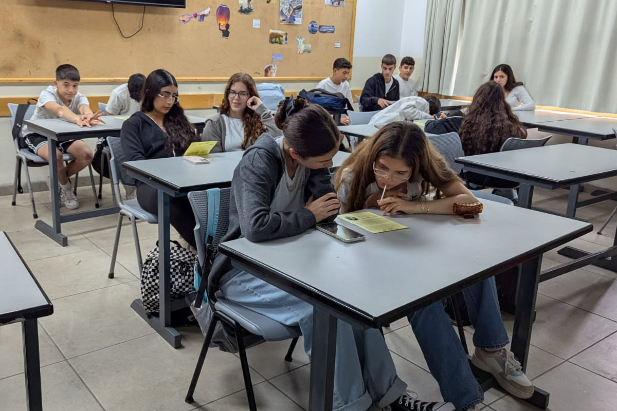 קבוצת הנהגה צעירה מכינה יחד את מערך השיעור לקראת פעילות עמיתים לציון רצח רבין